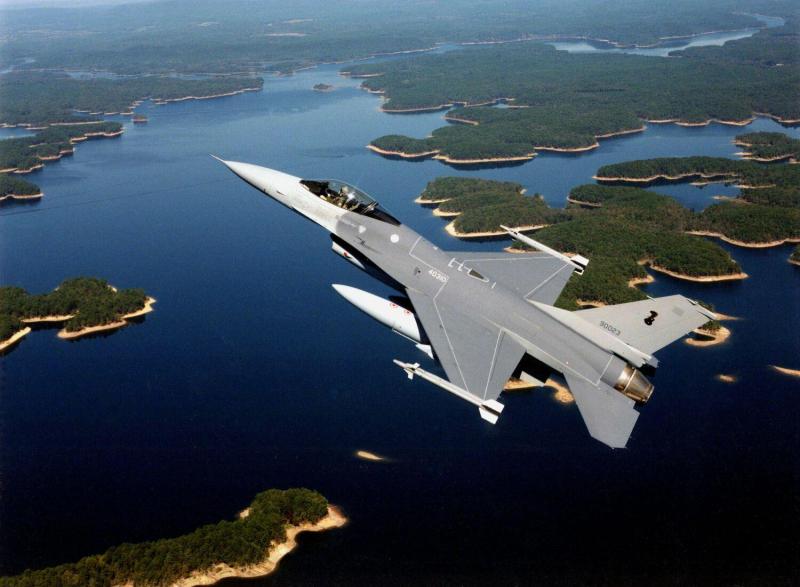 เครื่องบินรบ รุ่น F-16 Fighting Falcon